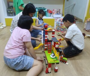 Các bé trải nghiệm đồ chơi của Starbini